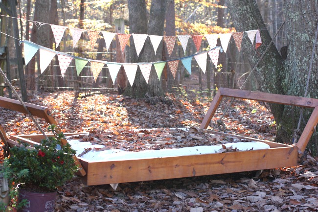 This is such a wonderful outdoor party idea - easy fabric banner and swinging bed